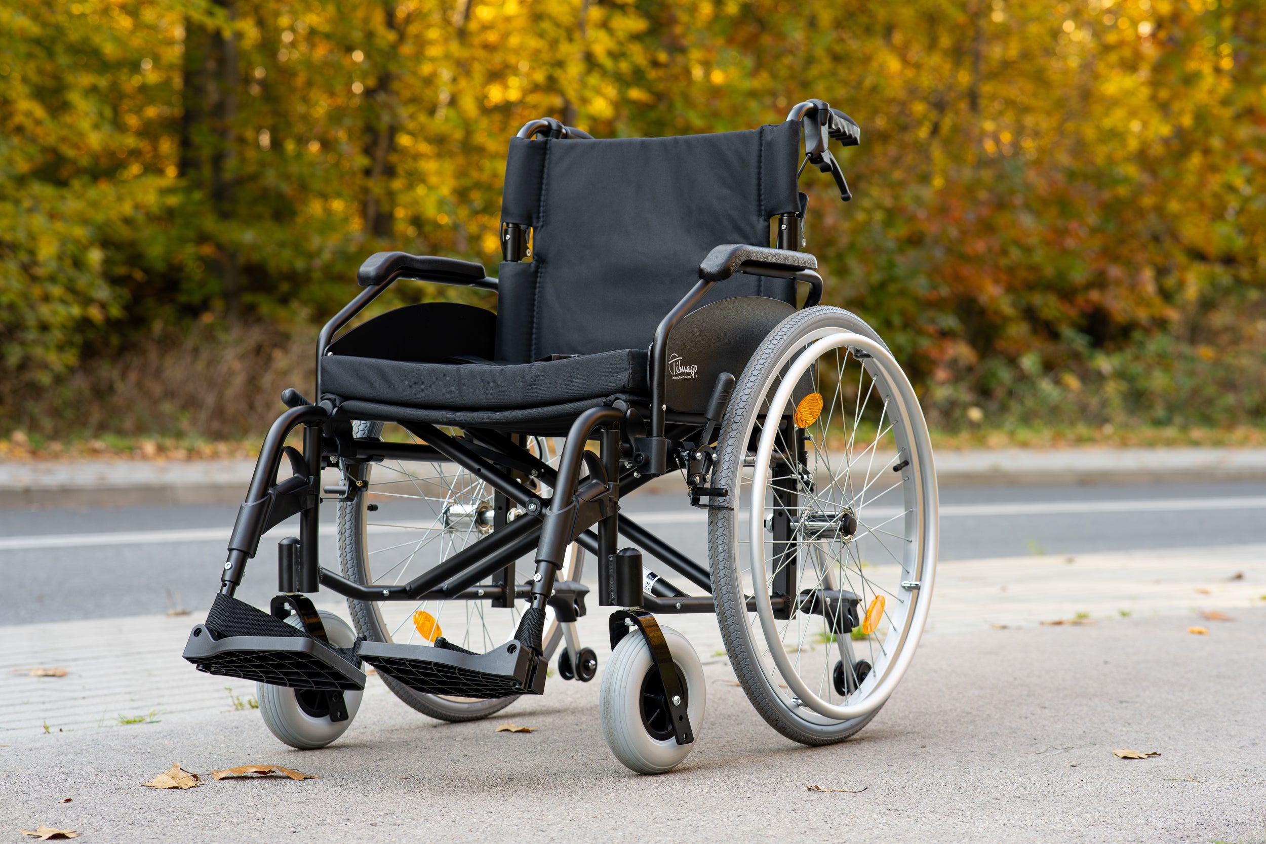 EVERYDAY-TIM – aluminium rolstoel met inklapbare rugleuning, begeleidersremmen en verstelbare voetsteunen (kantelhoek instelbaar)